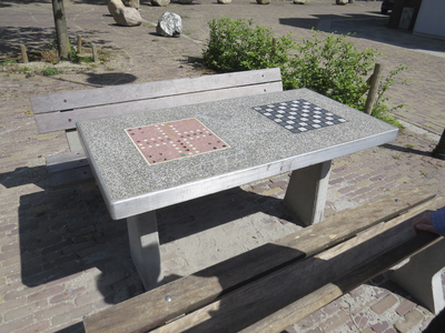 906937 Afbeelding van een nieuwe stenen spellentafel bij het Noordse Park op de Engelen van Pijlsweertstraat te Utrecht